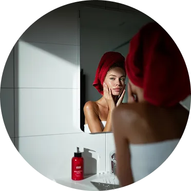 młoda kobieta z czerwonym turbanem na głowie podczas domowej pielęgnacji